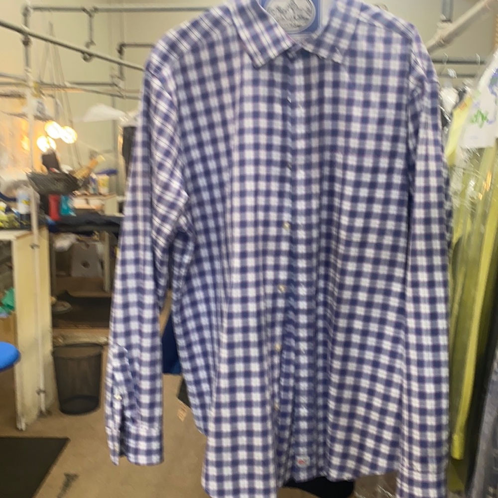 Excellent condition vine yard vines shirt